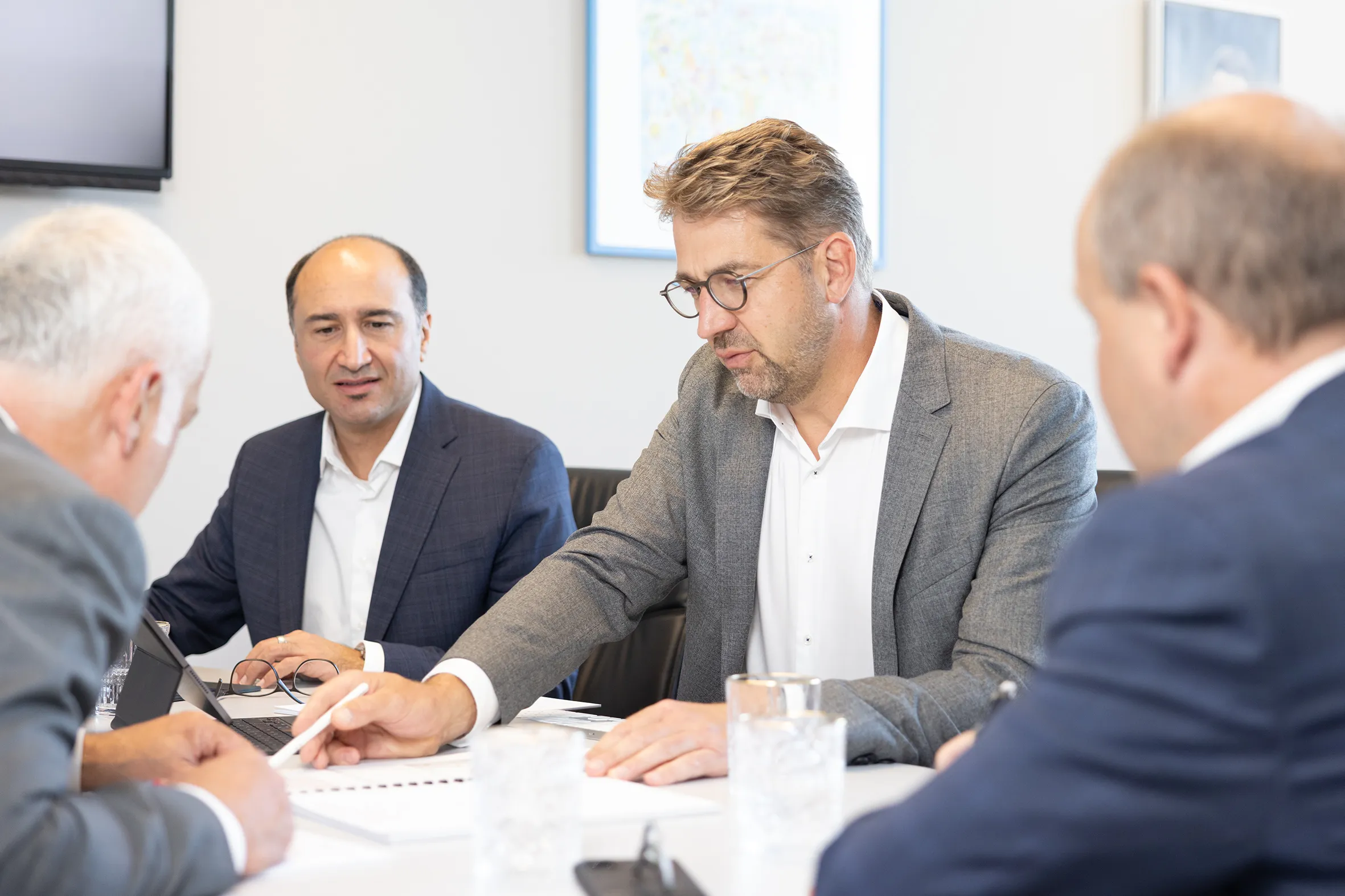 Vorstandmitglieder und Berater bei einer Rechtsberatung an einem Tisch