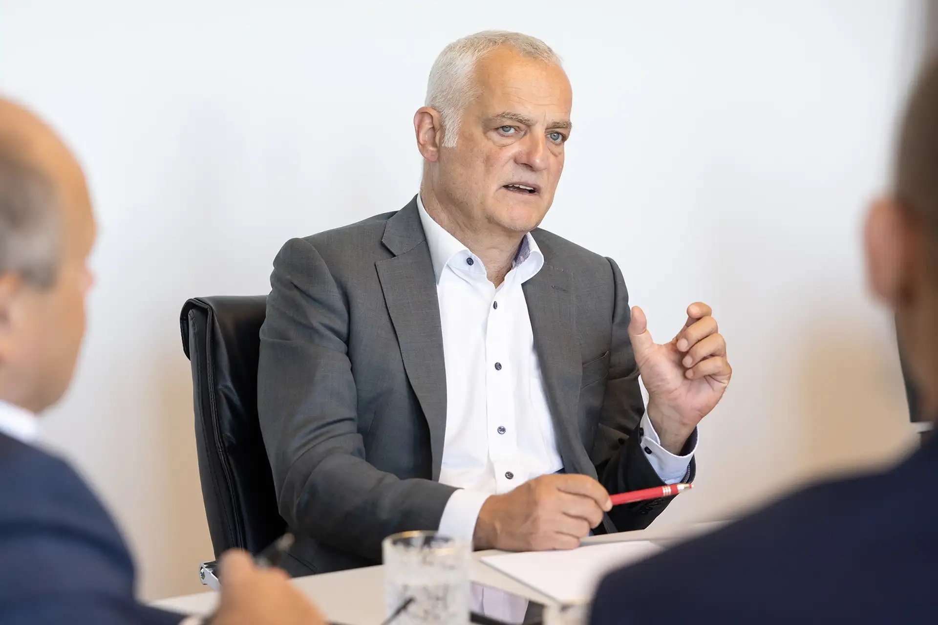 Rechtsberater beraten sich in einer Konferenz an einem Tisch über geschäftliche Vorfälle