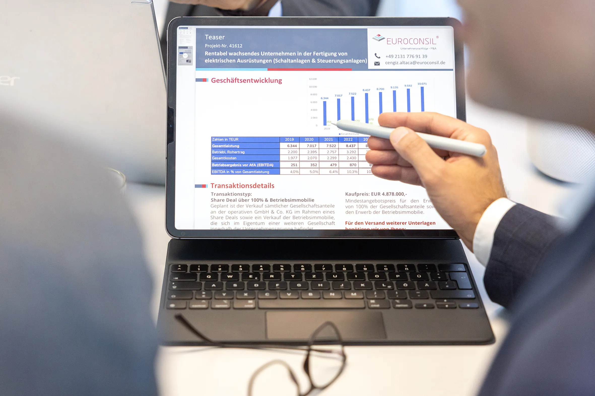 Berater zeigt Unternehmenswerte Anhand eines Diagramms in einem Meeting