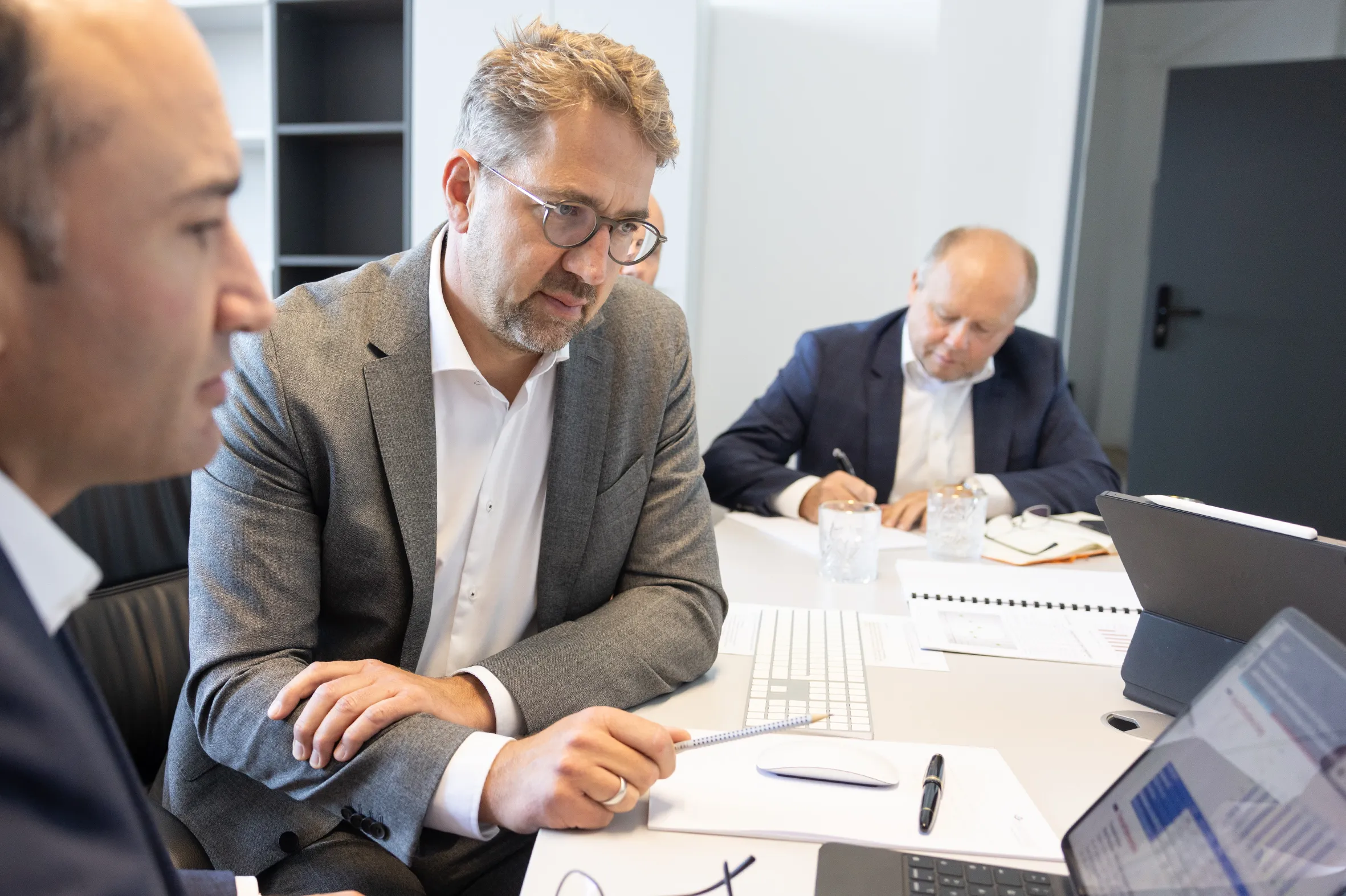 Rechtsberater beraten sich in einer Konferenz an einem Tisch über geschäftliche Vorfälle