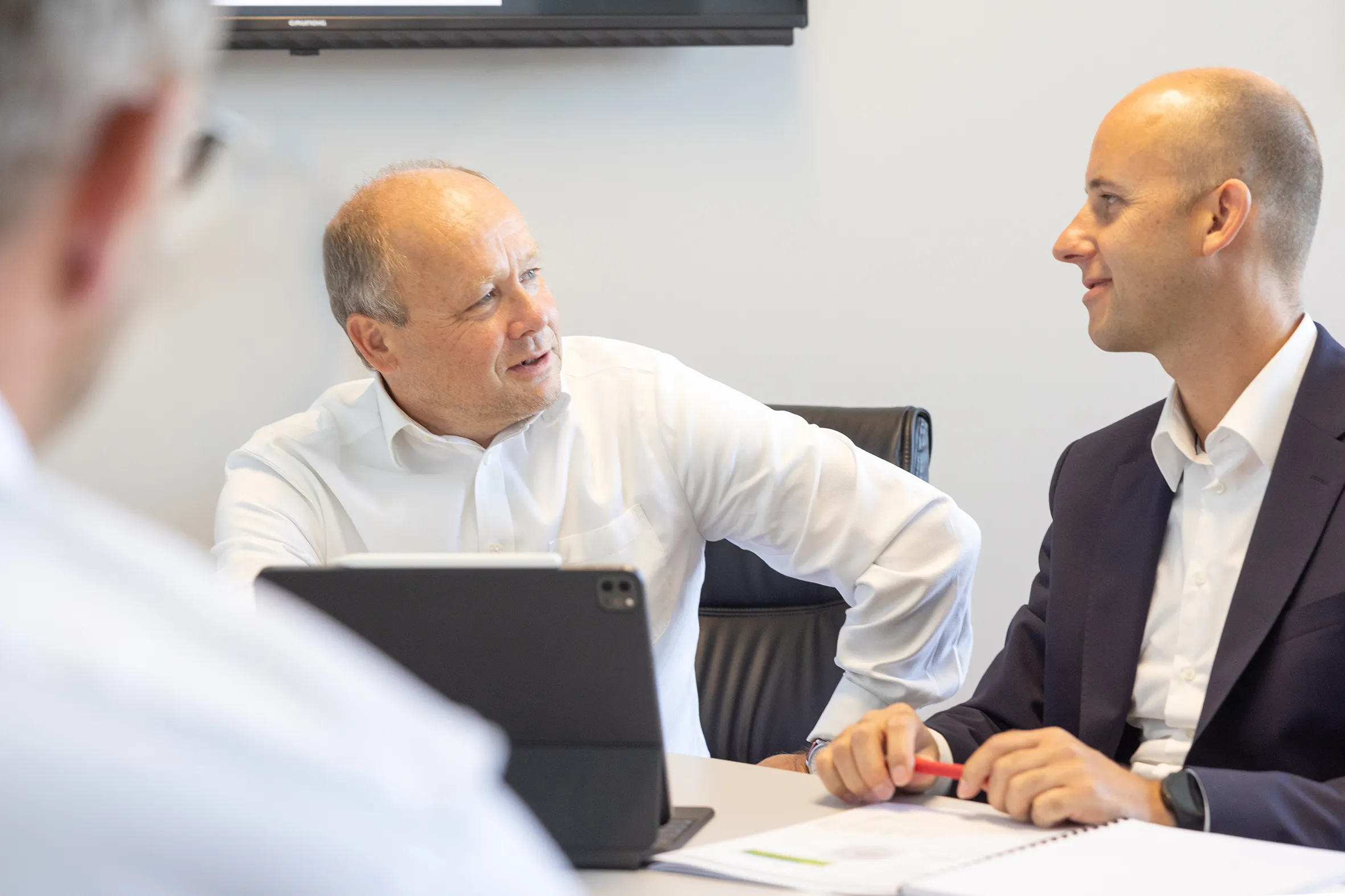 Rechtsberater beraten sich in einer Konferenz an einem Tisch über geschäftliche Vorfälle
