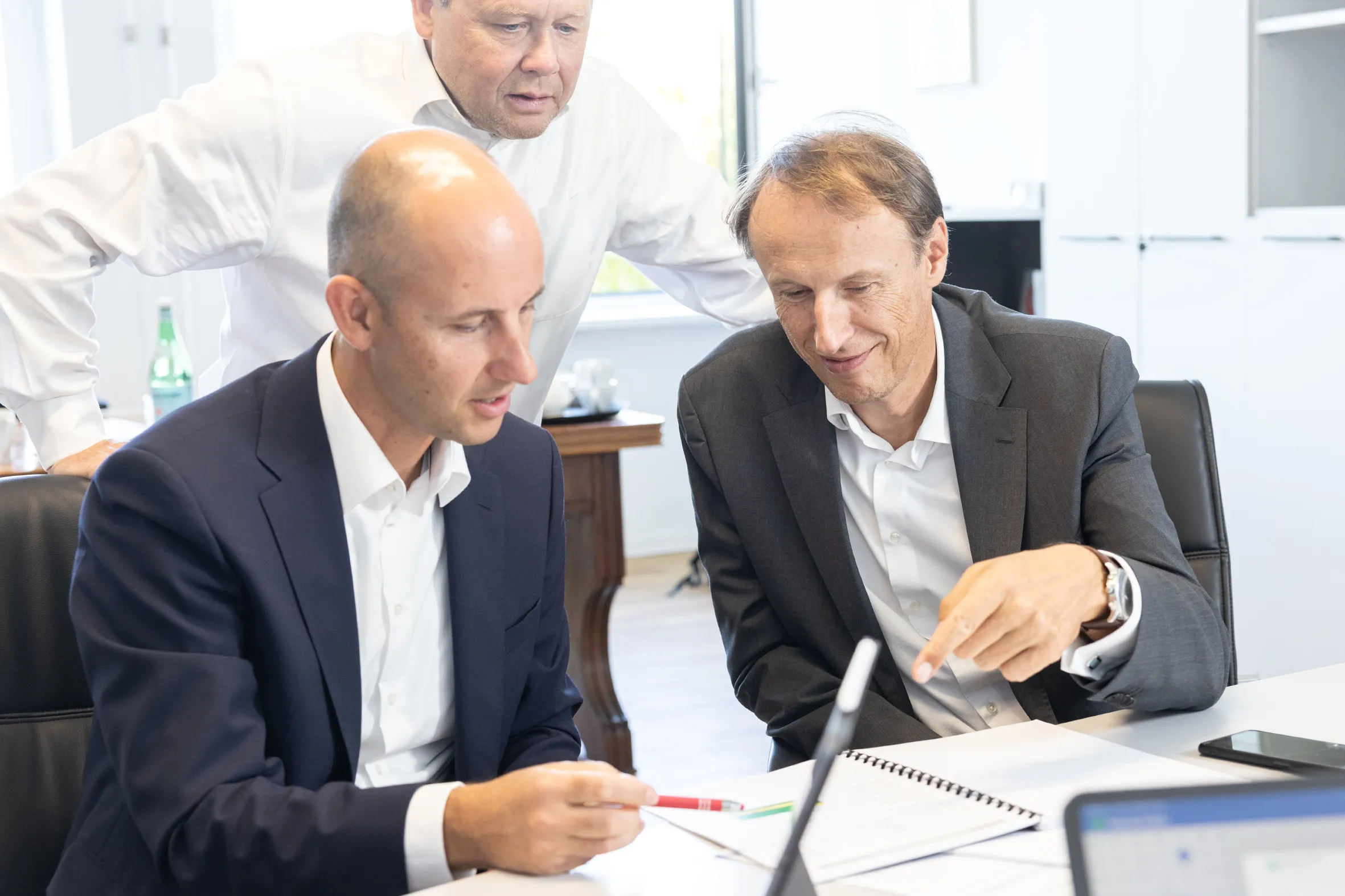 Rechtsberater beraten sich in einer Konferenz an einem Tisch über geschäftliche Vorfälle