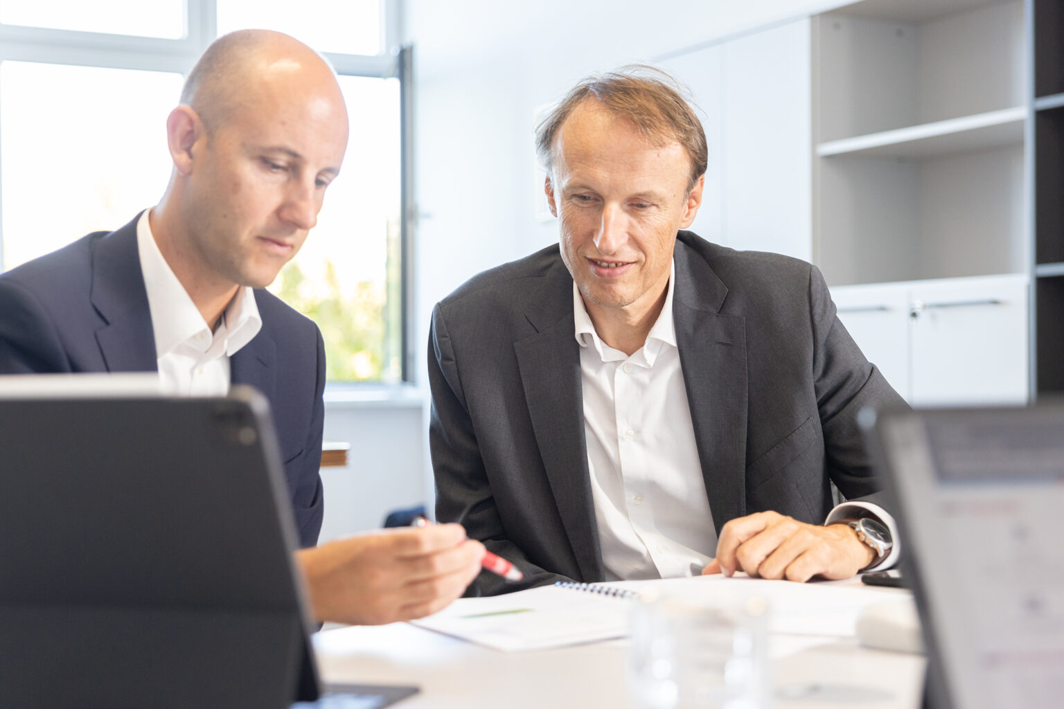 Beratungssituation bei EUROCONSIL: zwei Personen besprechen Unterlagen zur Unternehmensbewertung.
