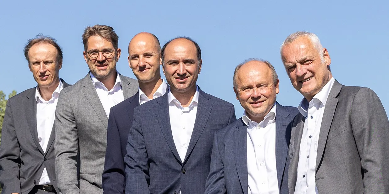Formales Foto von Investoren und Beraten in Anzügen