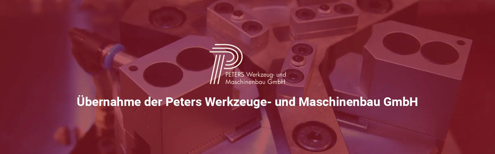 Logo von Peters Werkzeug- und Maschinenbau GmbH mit dem Schriftzug "Übernahme der Peters Werkzeuge- und Maschinenbau GmbH" vor einem Hintergrund aus Werkzeugmaschinenteilen.