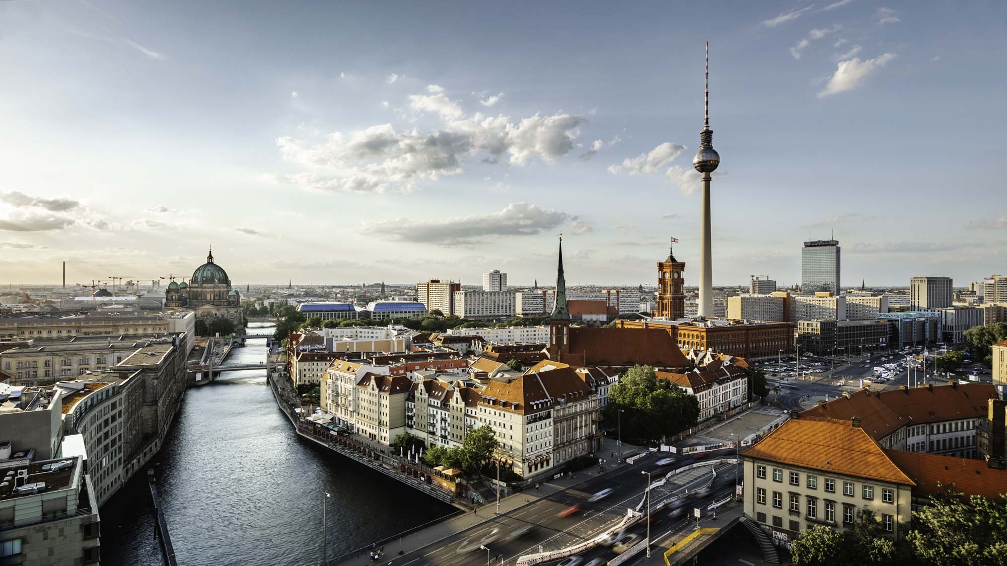 Panorama der Stadt Berlin mit Blick auf die Spree und den Fernsehturm.